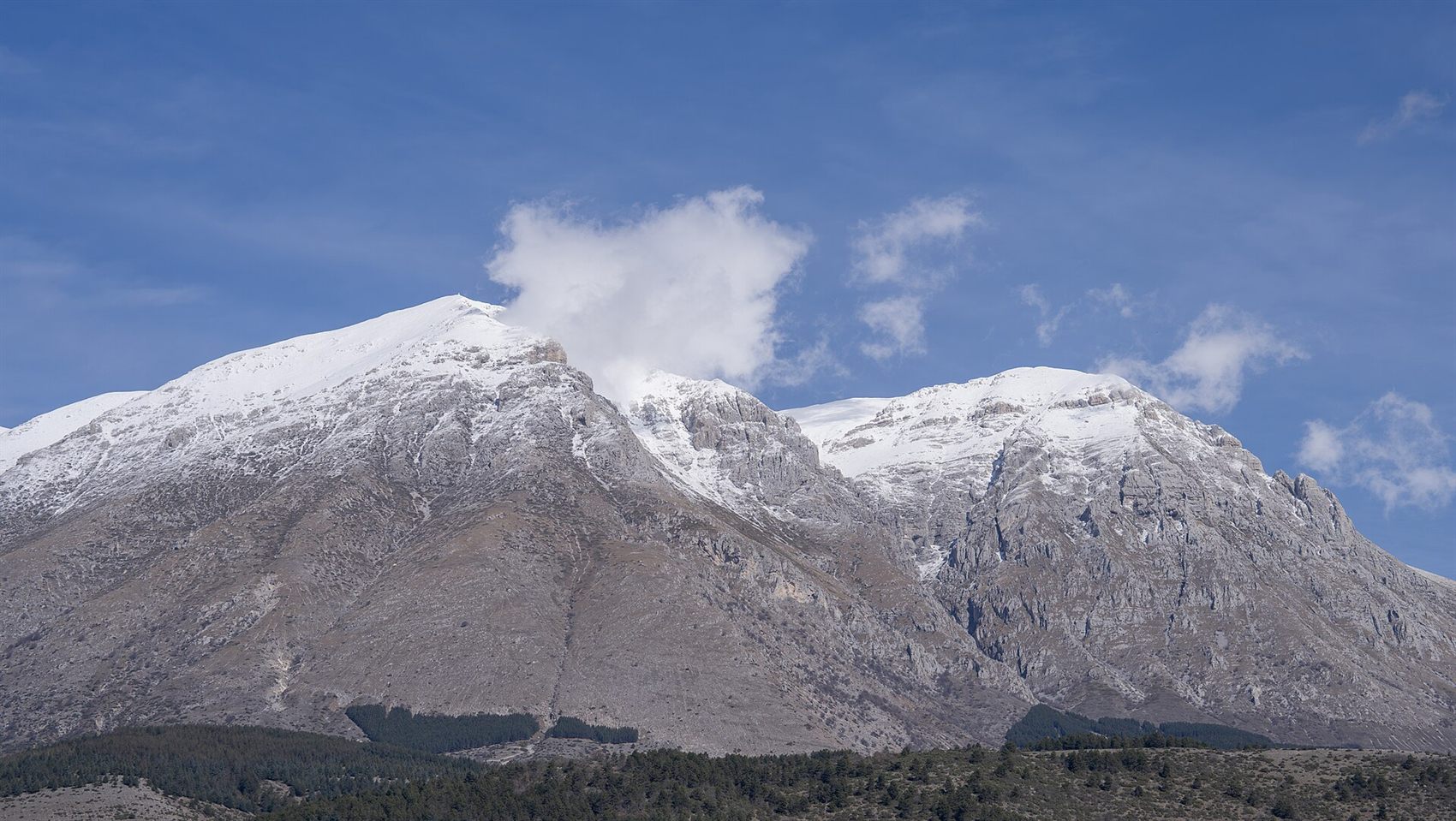 Il Monte Velino innevato, che sovrasta la Marsica
